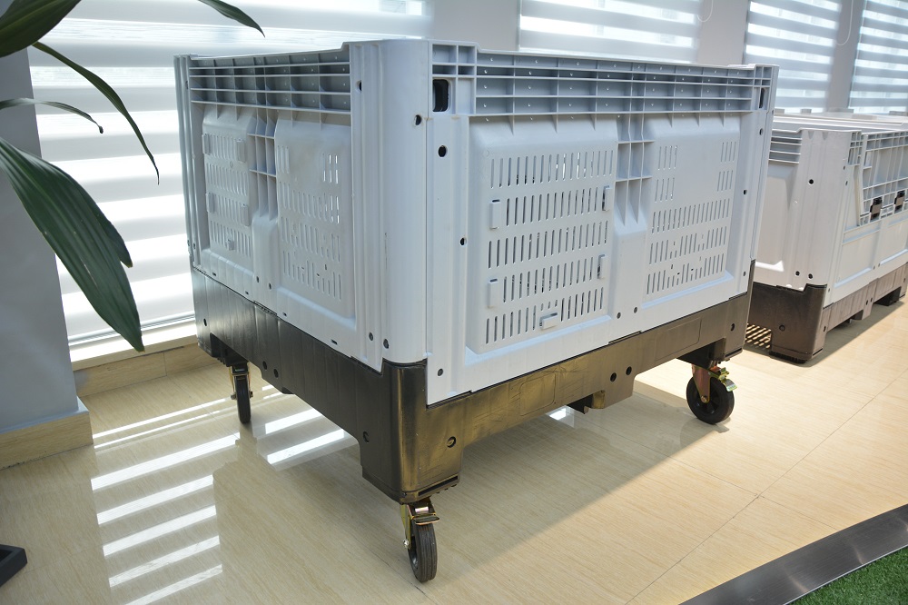 Palettenbox aus Kunststoff mit Deckel und Rädern