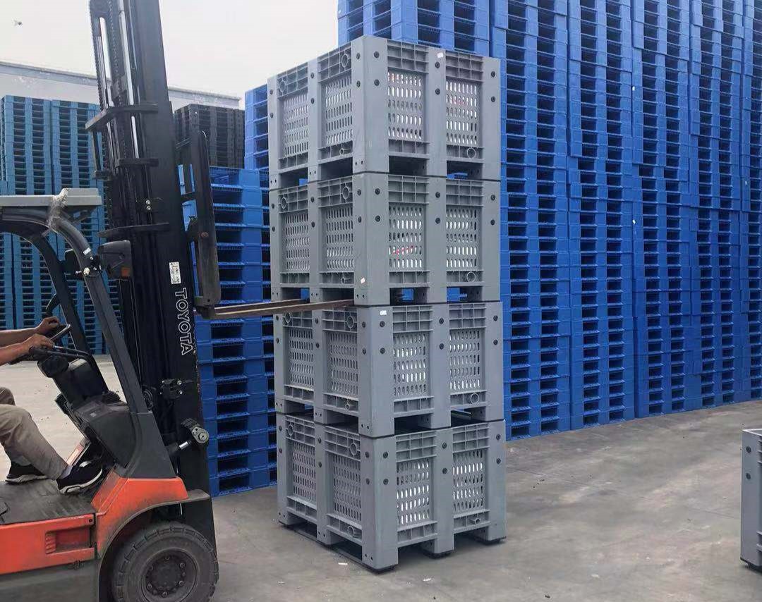 Stapelbarer Paletten-Großcontainer aus Kunststoff