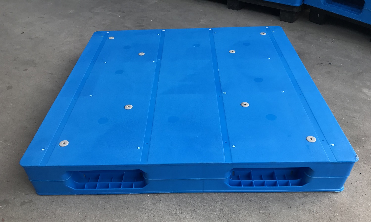 1100 x 1100 blaue umkehrbare stapelbare Kunststoffpaletten für das Lager