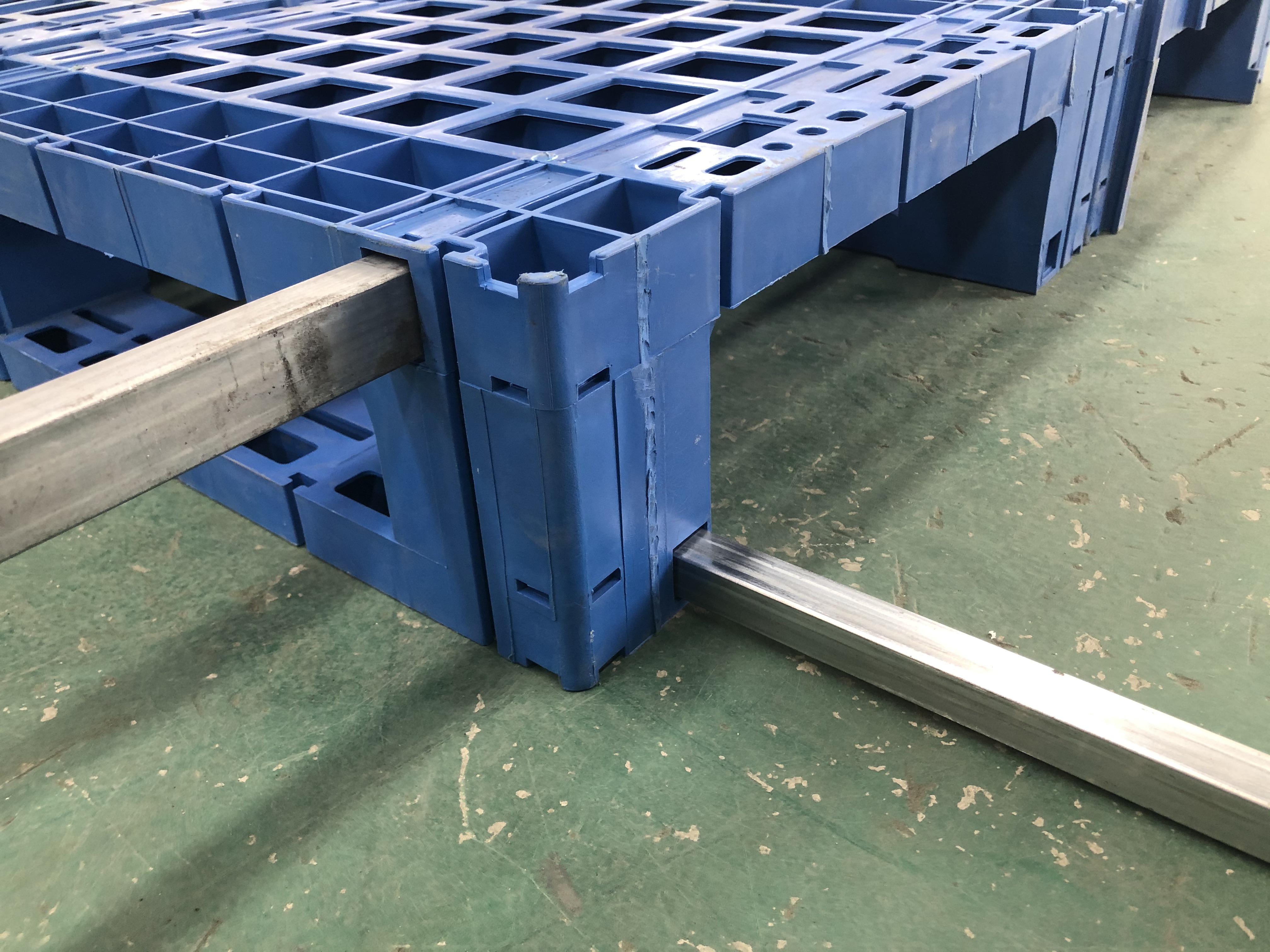 HDPE-Kunststoffpalette mit offenem Deck und drei Kufen, Verbindungstyp