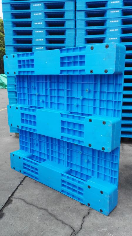 Extra große, hohe, regalfähige Kunststoffpaletten mit flacher Oberseite