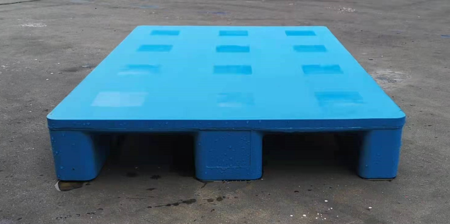 1200 x 800 solide, regalfähige Paletten aus Polyethylen-Kunststoff mit Kufen