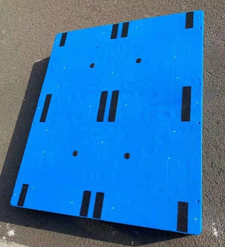 Rutschfeste Kunststoffpalette für Gabelstapler mit Stahlrohr