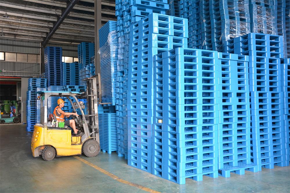 four entry plastic pallet Kunststoffpalette103