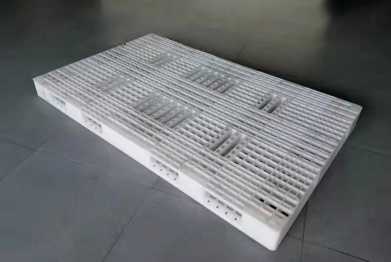 Übergroße, rechteckige Stapelpaletten aus weißem, wendbarem Mesh-Kunststoff