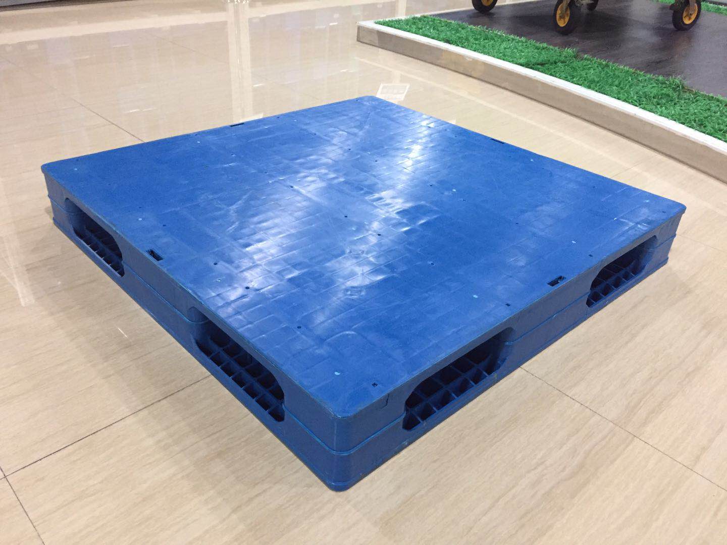 1100 x 1100 blaue, umkehrbare, stapelbare HDPE-Lagerpaletten aus Kunststoff
