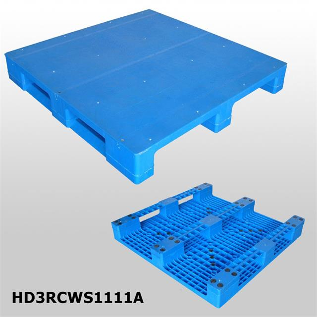 Gestapelte Gabelstapler-Kunststoffpaletten mit fester Oberseite