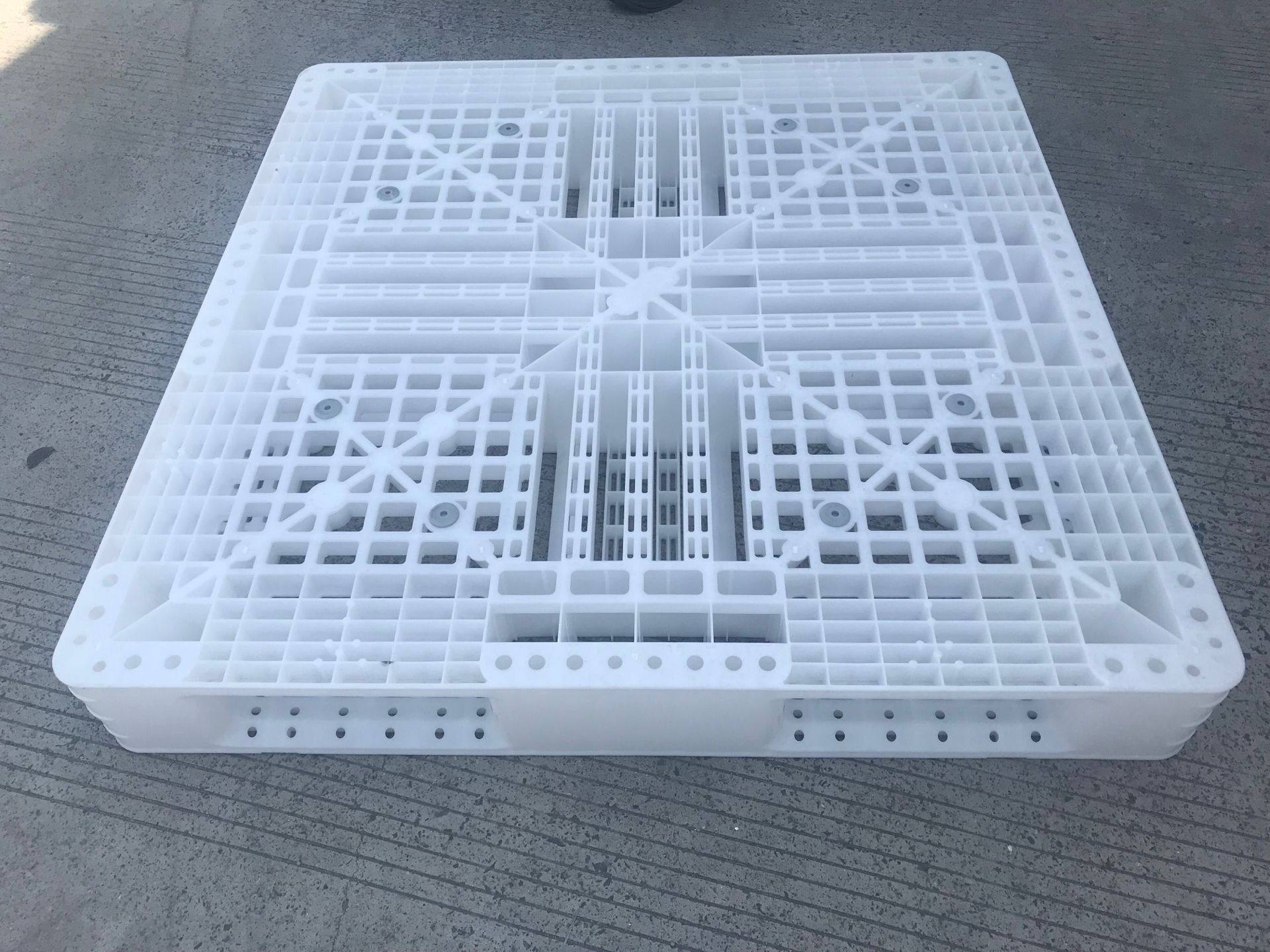 Weiße, quadratische, spritzgegossene, stapelbare Kunststoffpaletten aus Netzgewebe