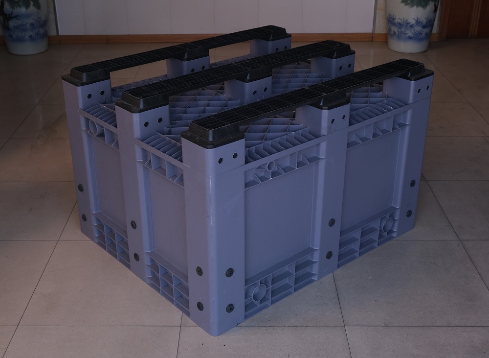 Stabiler, stapelbarer Großbehälter aus Kunststoff mit Deckel