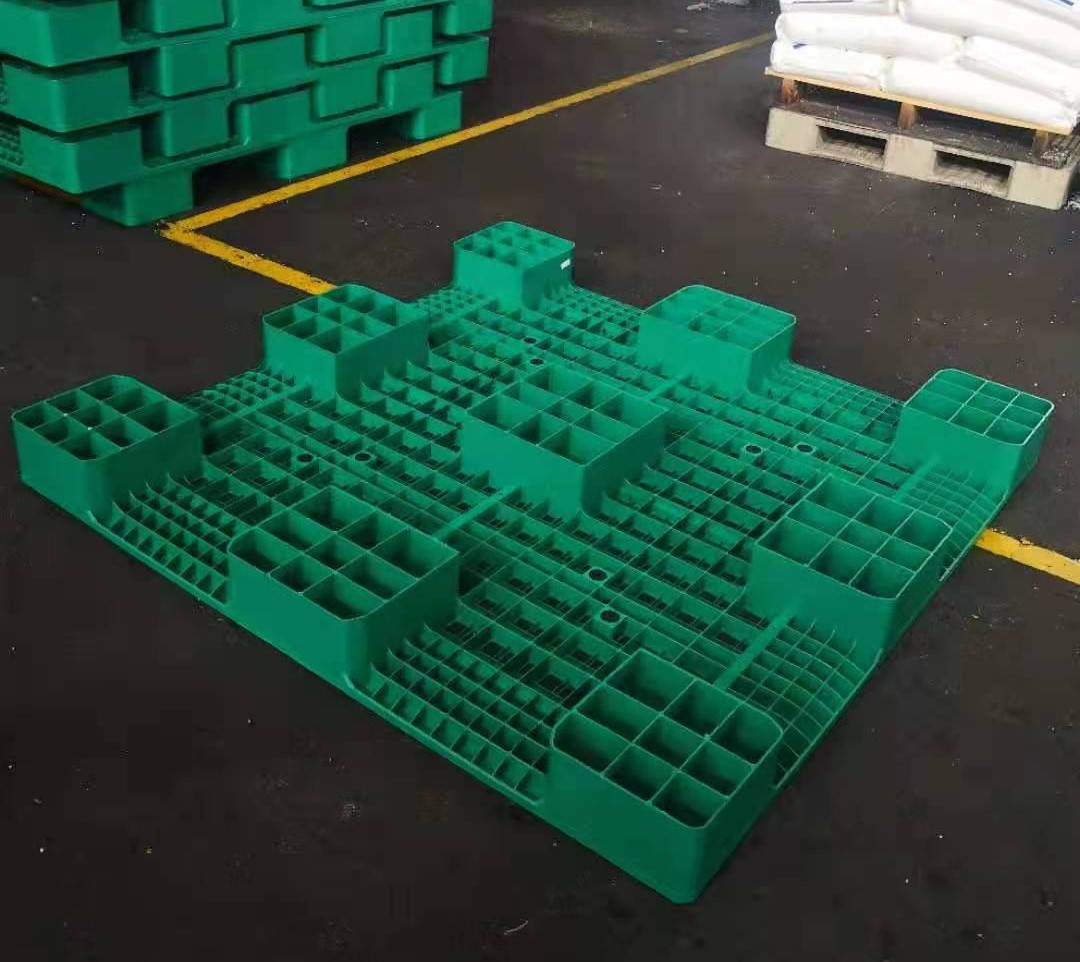 Große, quadratische, grüne, schachtelbare Kunststoffpaletten mit offenem Deck