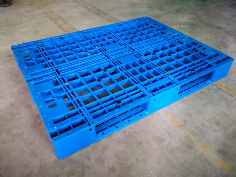 Wiederverwendbare 4-Wege-Netzpalette aus robustem, schachtelbarem Kunststoff