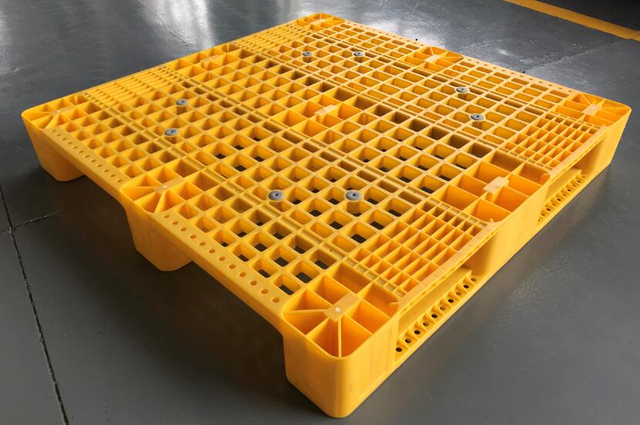 Gelbe, quadratische, regalf&auml;hige HDPE-Kunststoffpaletten f&uuml;r die Automatisierung