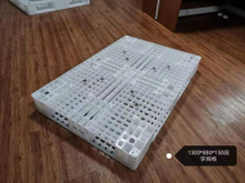 Weiße, rechteckige, wiederverwendbare, stapelbare Paletten aus Kunststoff mit Lebensmittelnetz