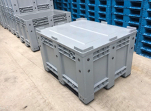 Stabiler, stapelbarer Großbehälter aus Kunststoff mit Deckel