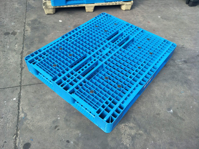 1200 x 1000 verst&auml;rkte wendbare Kunststoffpalette zur Lagerung