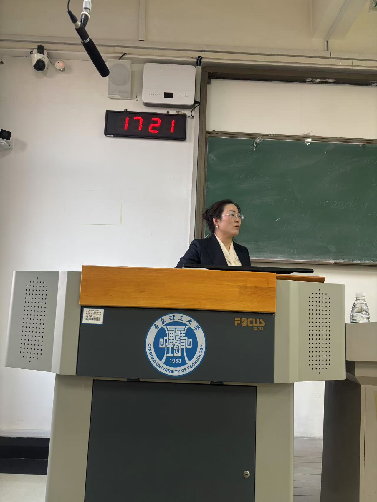 Qingdao Huading Industry Co., Ltd. schließt sich mit der Technischen Universität Qingdao zusammen, um die psychische Gesundheit von Hochschulabsolventen zu unterstützen