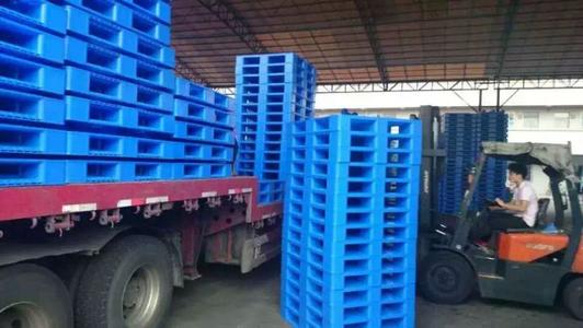 Vorsichtsma&szlig;nahmen f&uuml;r den Transport von Kunststoffpaletten