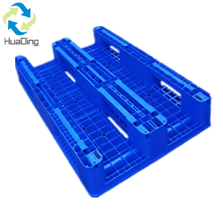 1200 x 1000, drei Kufen, geschlossene, regalf&auml;hige Kunststoffpalette 