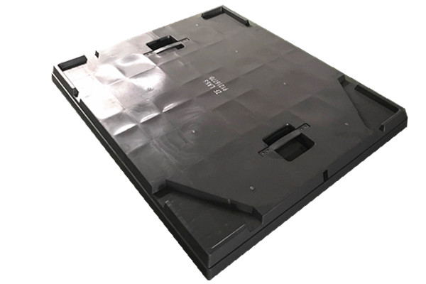 Palettenbox aus Kunststoff mit Deckel. 