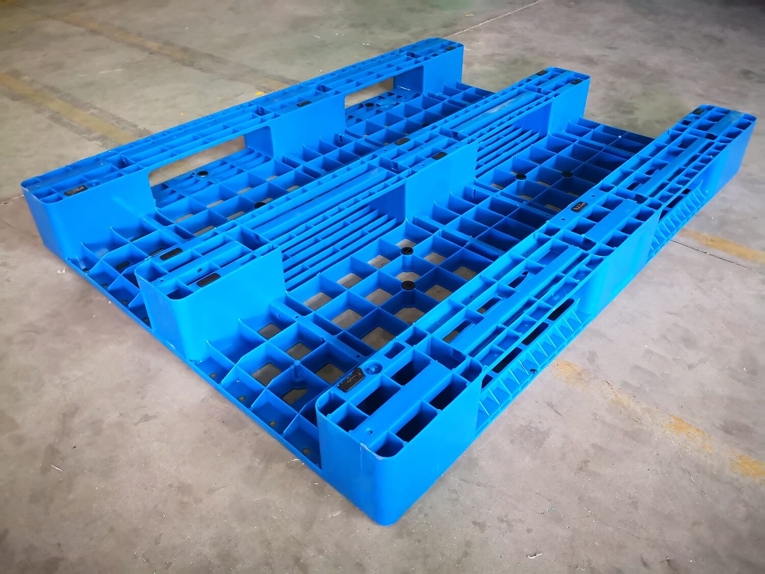 Wiederverwendbare 4-Wege-Netzpalette aus robustem, schachtelbarem Kunststoff