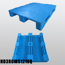 48 x 40 Standard-Paletten mit ineinander verschiebbaren blauen Kunststoffkufen und Lippe