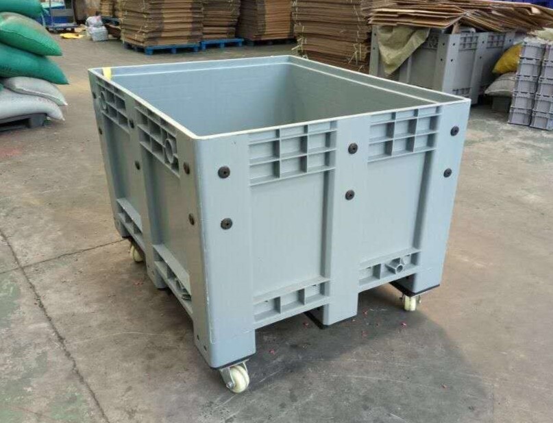 Stabiler, stapelbarer Großbehälter aus Kunststoff mit Deckel