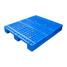 Hygienische, regalfähige Kunststoffpalette mit 3 Kufen