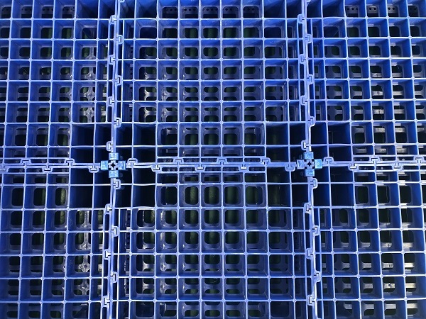 Anpassbare, doppelseitige, modulare Kunststoffpalette mit offenem Deck