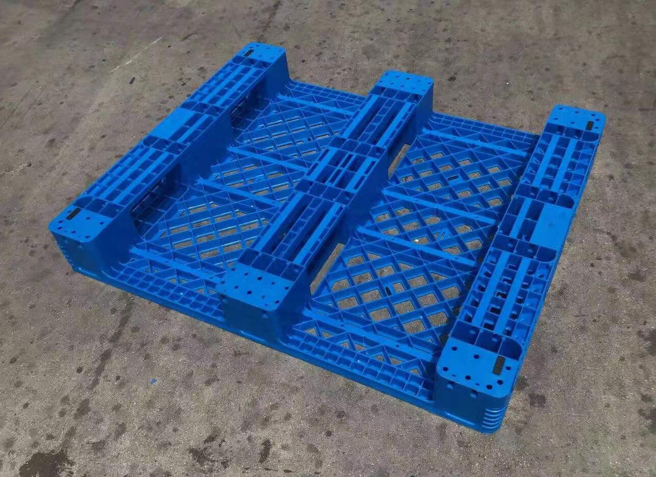 40 x 48 recycelbare, feuerhemmende Kunststoffpaletten zur Lagerung