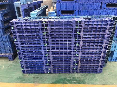 Große modulare Palette aus blauem Kunststoff mit robustem Gitter