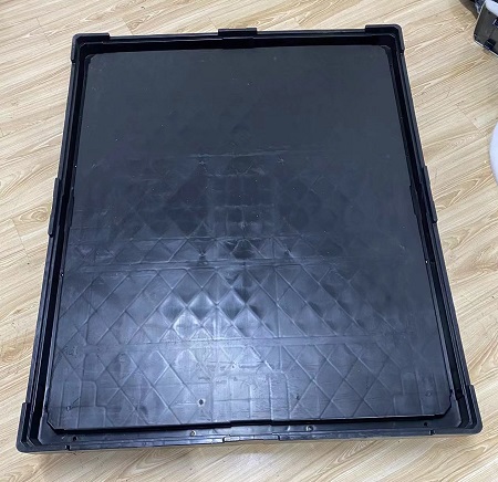 Zusammenklappbarer Sleeve-Pack-Beh&auml;lter mit spritzgegossenen Kunststoffpaletten