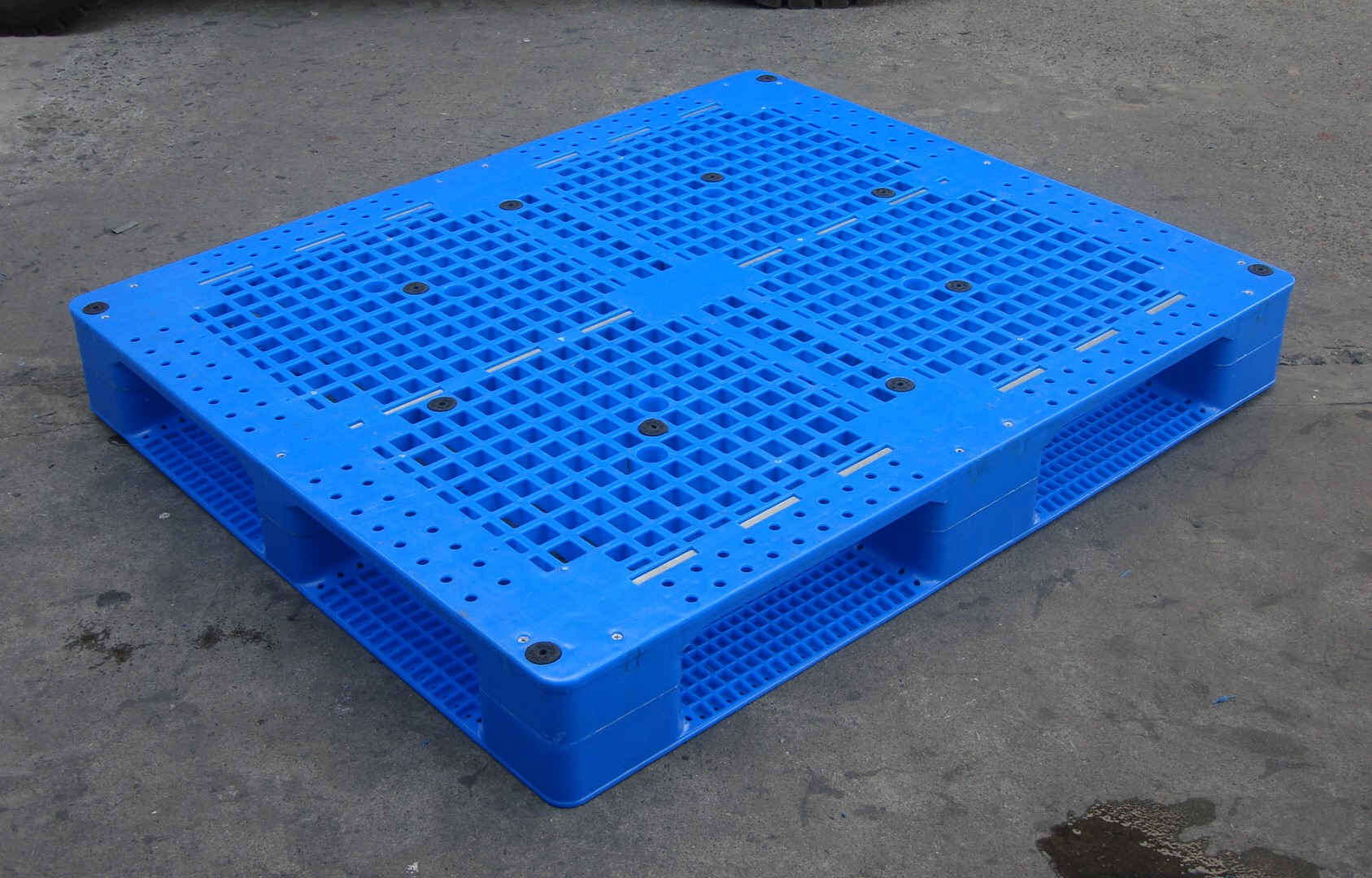 Wiederverwendbare 48 x 40 stapelbare Standard-Kunststoff-Lagerpaletten aus PP. 