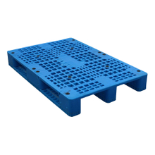 Logistikregal, blaue Kunststoff-Europalette mit 3 Kufen