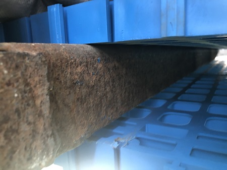 Große modulare Palette aus blauem Kunststoff mit robustem Gitter