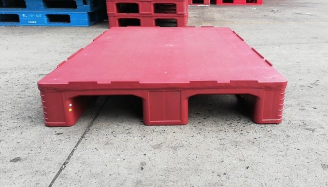 Rote, regalfähige Euro-Kunststoffpaletten aus PP mit fester Oberseite und Lippe