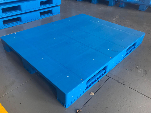 Harte, regalf&auml;hige RFID-Kunststoffpaletten f&uuml;r die Automatisierung