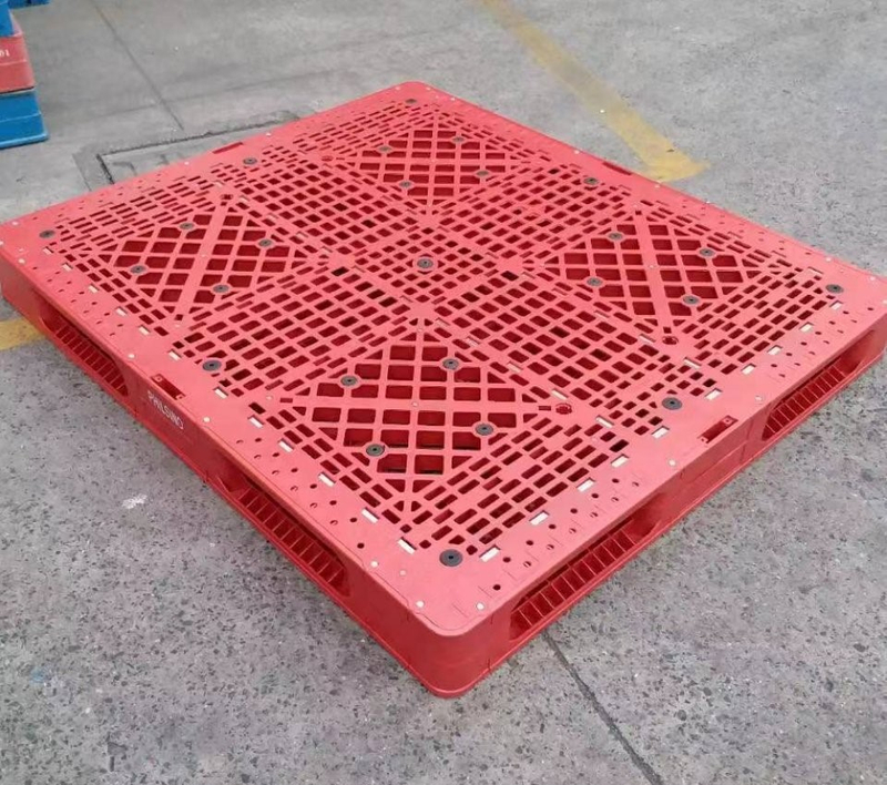Rote, stahlverstärkte, doppelt gestapelte Kunststoffpaletten