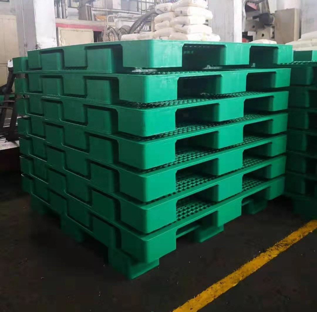 Große, quadratische, grüne, schachtelbare Kunststoffpaletten mit offenem Deck