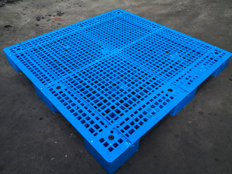 Quadratische 4-Wege-Bodenpaletten aus recyceltem Kunststoff mit blauem Netzgewebe