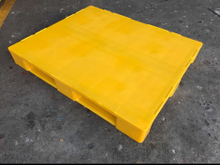 1200 x 1000 gelbe PP-Kunststoffpaletten mit fester Oberseite und Lippe