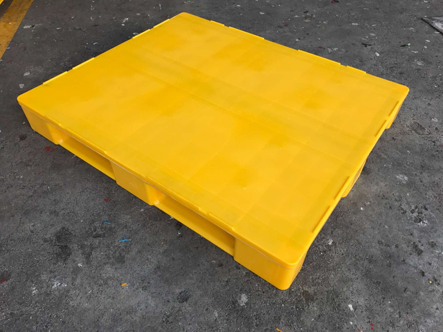 1200 x 1000 gelbe PP-Kunststoffpaletten mit fester Oberseite und Lippe
