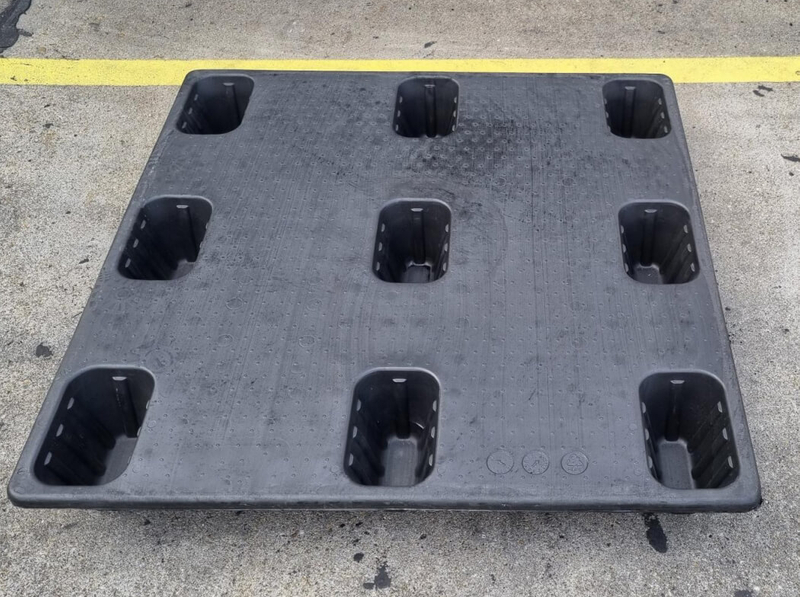 Schwarze, quadratische, stabile, schachtelbare Versandpaletten aus recyceltem Kunststoff