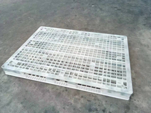 Weiße, lange, robuste Industrie-Stapelpaletten aus Kunststoff