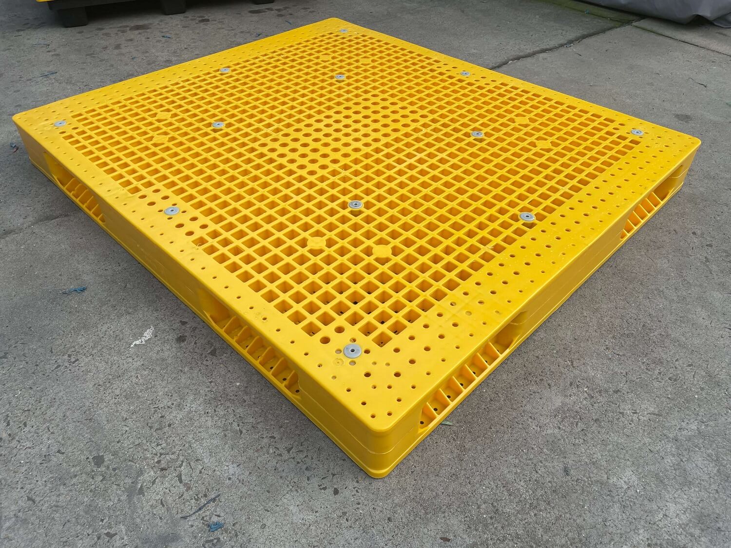 Gelbe Mesh-Hochleistungs-Wende-Stapelpaletten aus Kunststoff