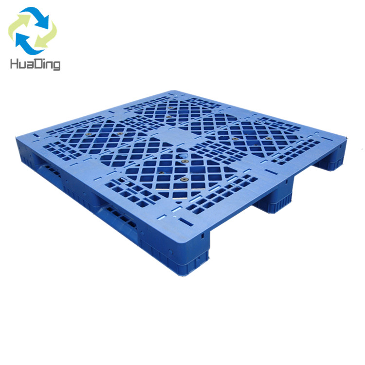 1200 x 1000 Hartplastikpalette mit drei Kufen, einseitigem Gitterdeck