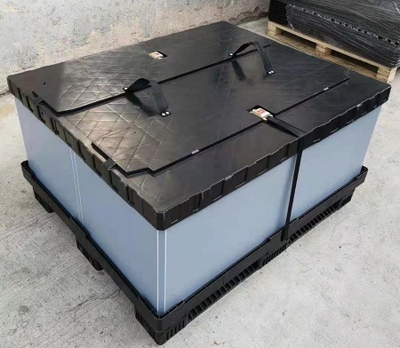 PP-Kunststoff-Palettenhüllen-Box mit Deckel und Palette. 