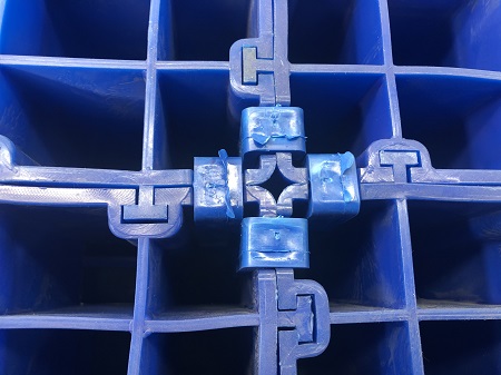 Große modulare Palette aus blauem Kunststoff mit robustem Gitter