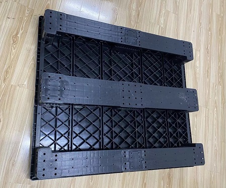 Zusammenklappbarer Sleeve-Pack-Beh&auml;lter mit spritzgegossenen Kunststoffpaletten