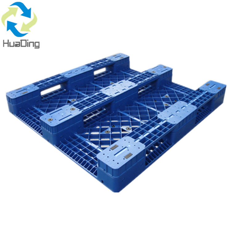 1200 x 1000 Hartplastikpalette mit drei Kufen, einseitigem Gitterdeck