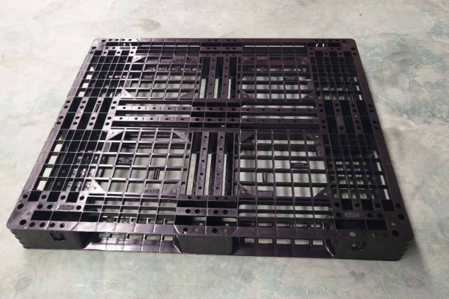 1200 x 1000 schwarze, leichte, flache Paletten aus recyceltem Kunststoff